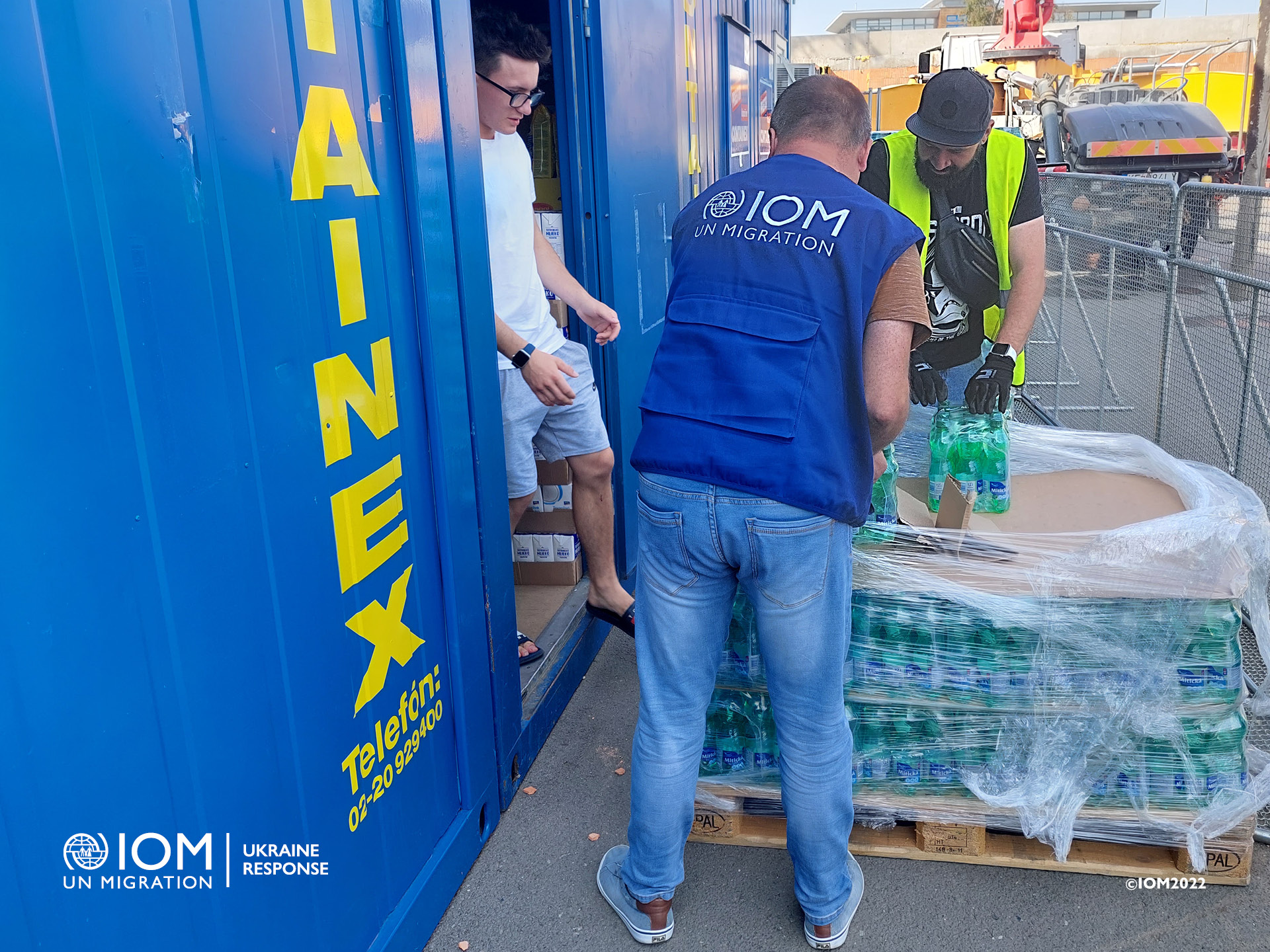 Delivery of first paletts of food humanitarian assistance to the Kosice hotspot in July 2022. Photo © International Organization for Migration (IOM) 2022.