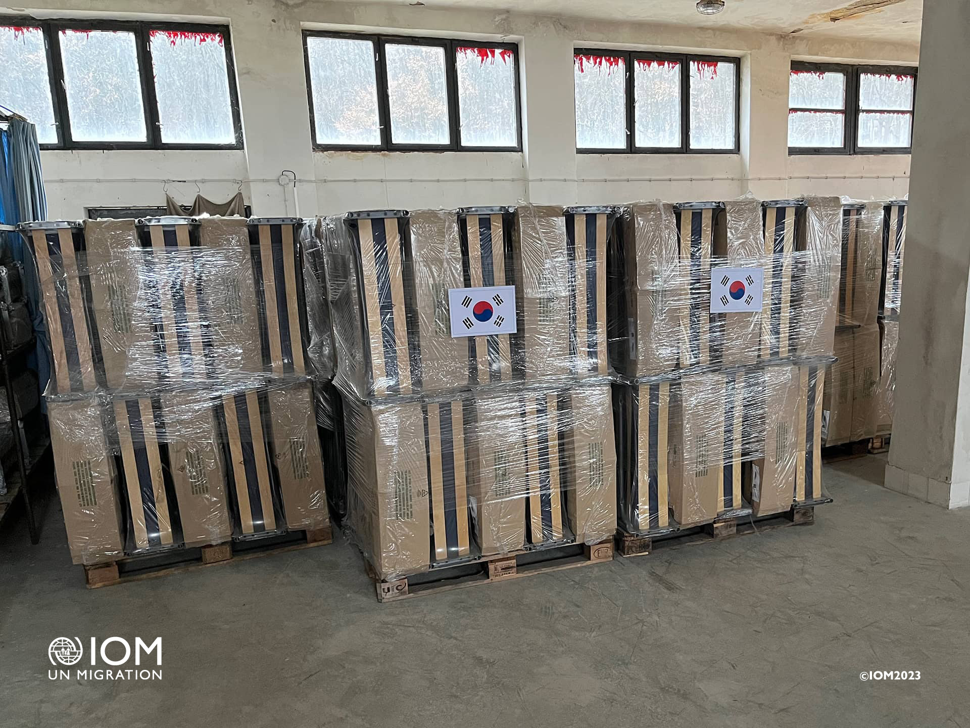A new refrigerator will store food for people in need and ensure that food supploes arrive well from donors to beneficiaries. Photo © International Organization for Migration (IOM) 2022. 