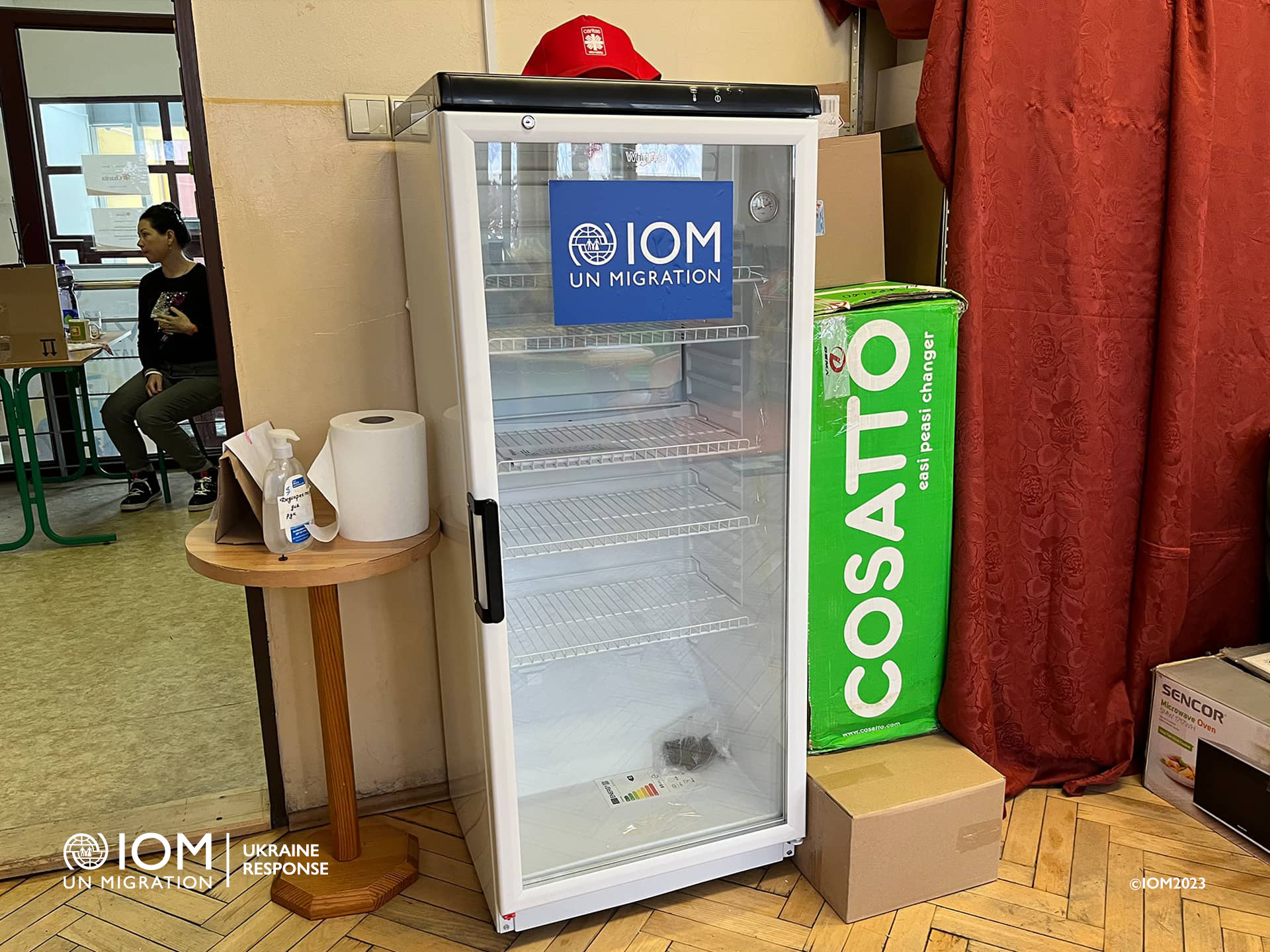 A new refrigerator will store food for people in need and ensure that food supploes arrive well from donors to beneficiaries. Photo © International Organization for Migration (IOM) 2022. 