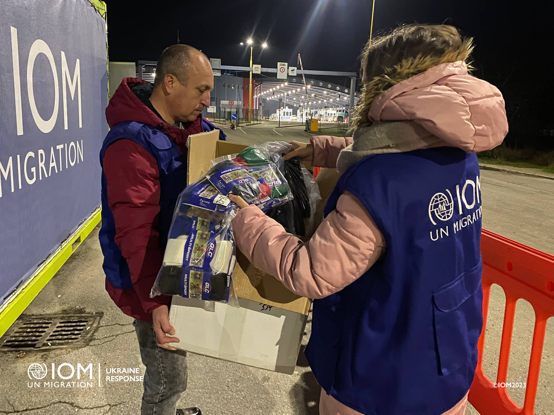 IOM distribuuje zimné oblečenie ľuďom v núdzi na úteku z Ukrajiny. Foto © Medzinárodná organizácia pre migráciu (IOM) 2022.