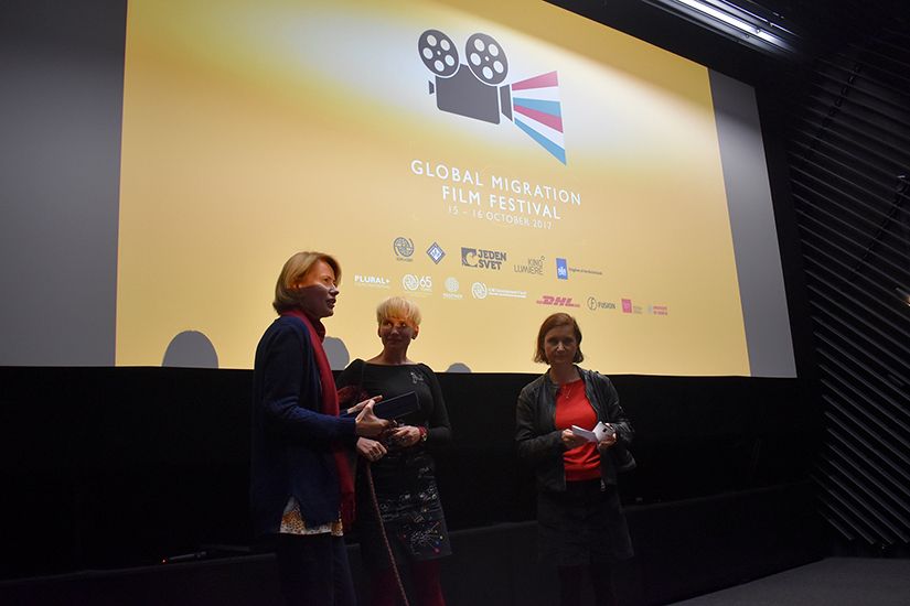 Odovzdanie ocenenia Zuzane Piussi, ktorej film Český Alláh zvíťazil na festivale Jeden svet v súťažnej kategórii Slovenský dokument