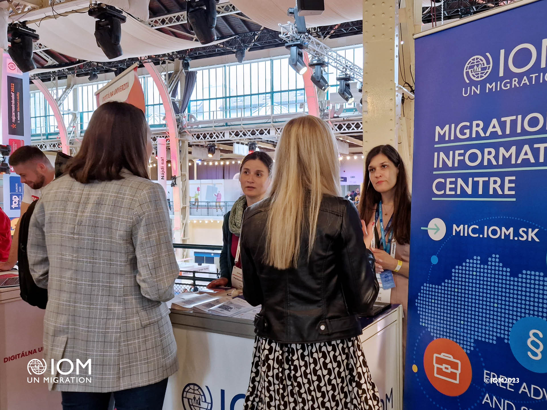 Photo - IOM Slovakia stand with experts providng counselling at the Profesia Days 2023. Photo © International Organization for Migration (IOM) 2023.