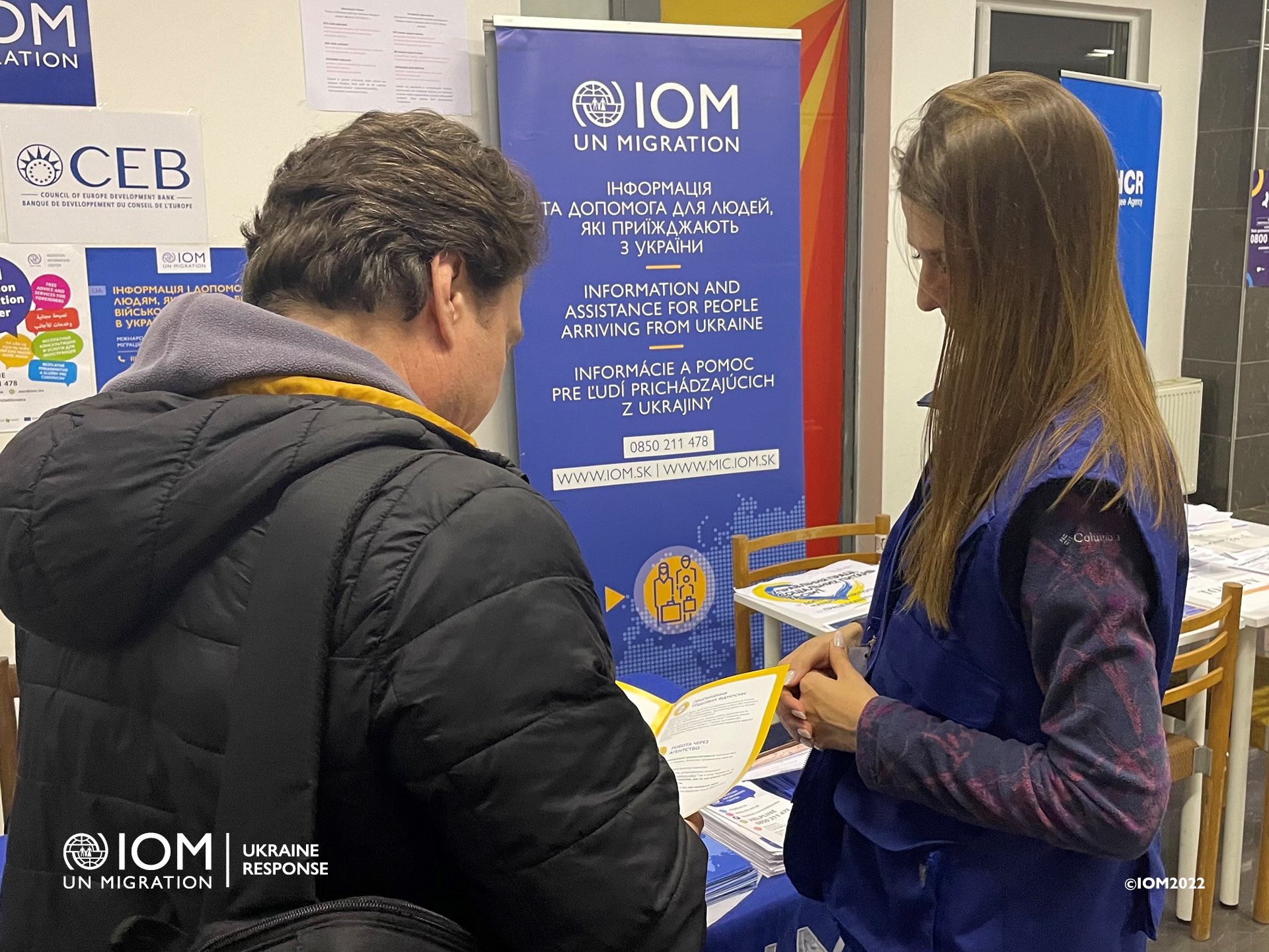 An IOM consultant at the Michalovce Registration Centre provides displaced people from Ukraine with vital information and counselling. Photo © International Organization for Migration (IOM) 2022.