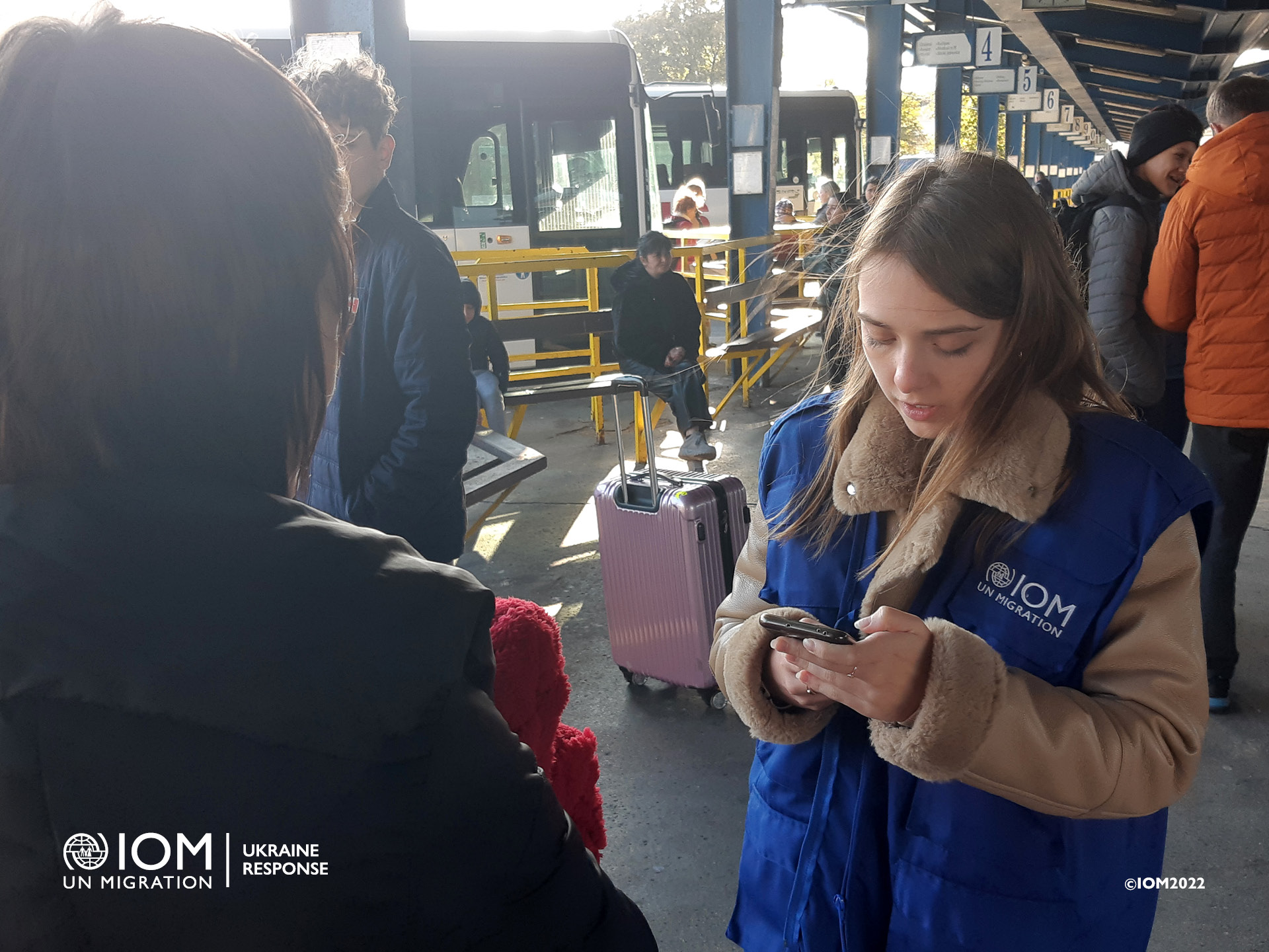 An IOM enumerator at the Bus station in Kosice conducts surveys with displaced people from Ukraine to understand their mobility, needs and intentions. Photo © International Organization for Migration (IOM) 2022.