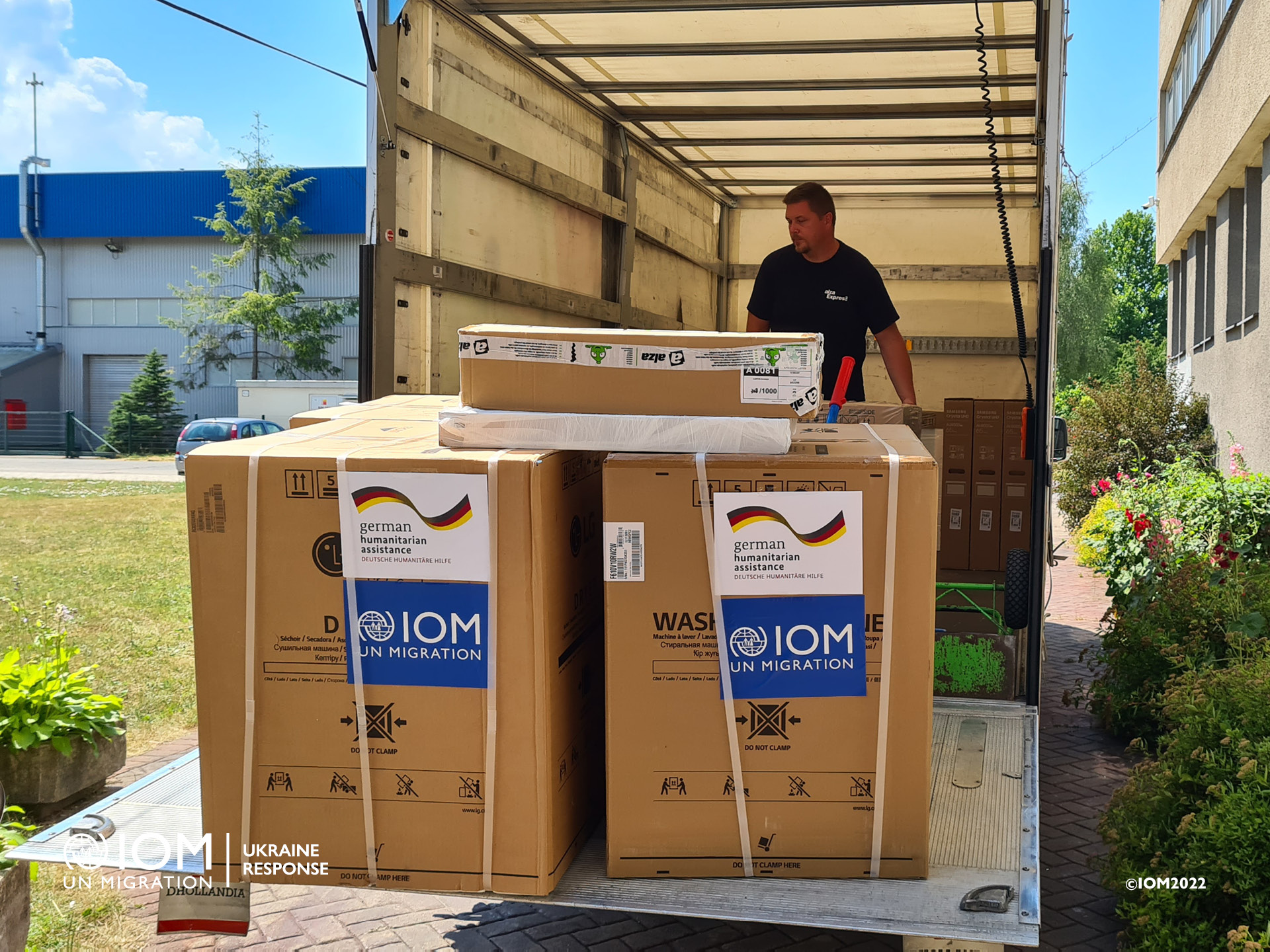 Laundry equipment and TVs delivery to the Accomodation Facility in Martin. Photo © International Organization for Migration (IOM) 2022.