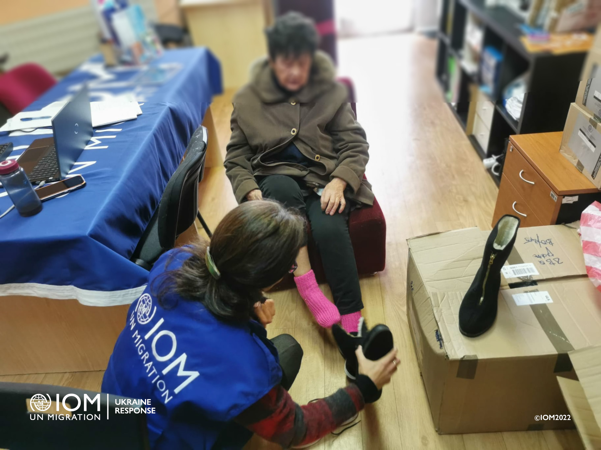 IOM distributing felted boots to elderly peopleat the Gabcikovo Accommodation Facility. Photo © International Organization for Migration (IOM) 2022.