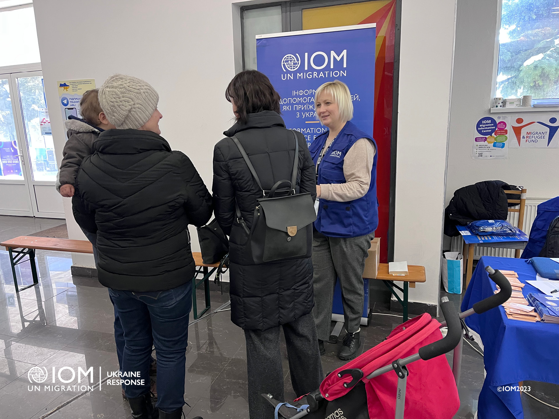 IOM frontline team responded to Natalia's questions about social guarantees for Ukrainian refugees in Slovakia. Photo © International Organization for Migration (IOM) 2023.