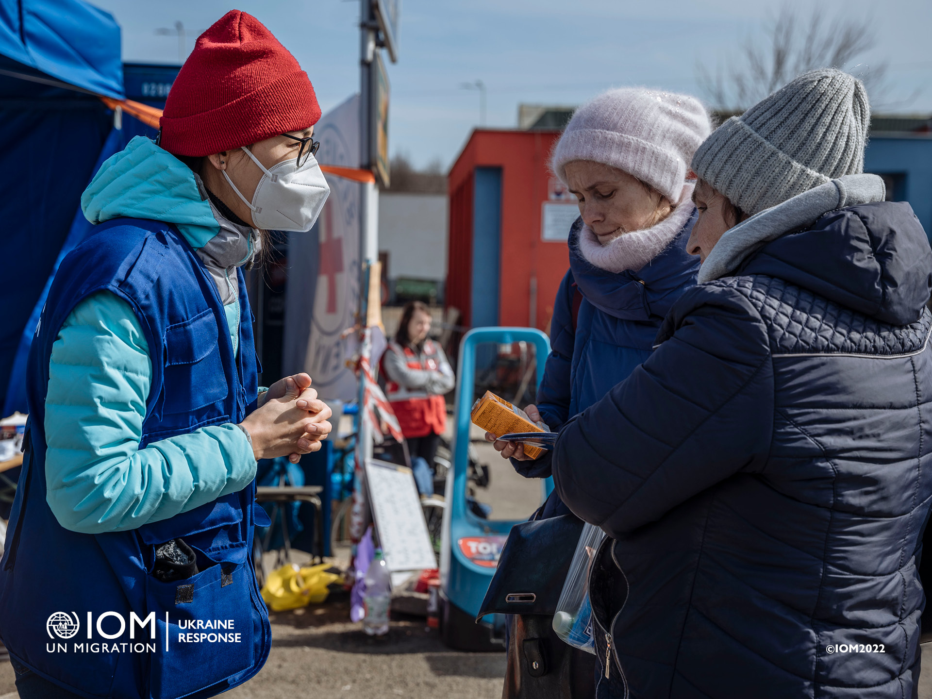 IOM providing assistance at the Vyšné Nemecké PoE. Photo © International Organization for Migration (IOM) 2022.